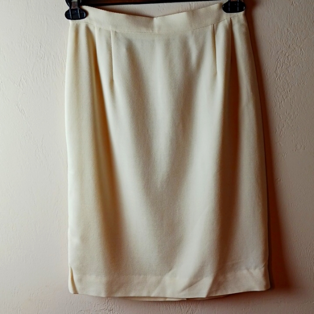Valentino miss v vintage off white skirt made in Italy. Size 8